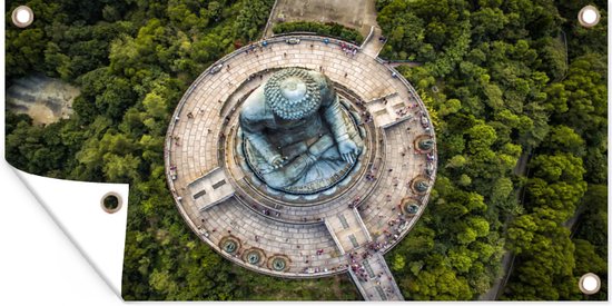 Tuinposter Bovenaanzicht van de Tian Tan Boeddha in Hongkong - 60x30 cm - Tuindoek - Buitenposter