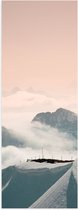 Poster Glanzend – Bergen - Sneeuw - Wolken - Wit - 50x150 cm Foto op Posterpapier met Glanzende Afwerking