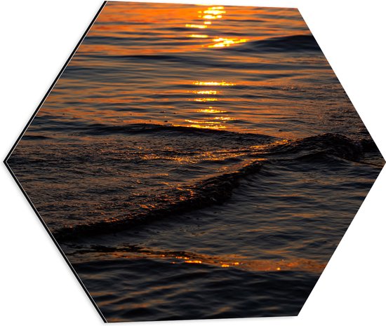 Dibond Hexagon - Zonnestralen op het Wateroppervlak bij Golvende Golven - 50x43.5 cm Foto op Hexagon (Met Ophangsysteem)