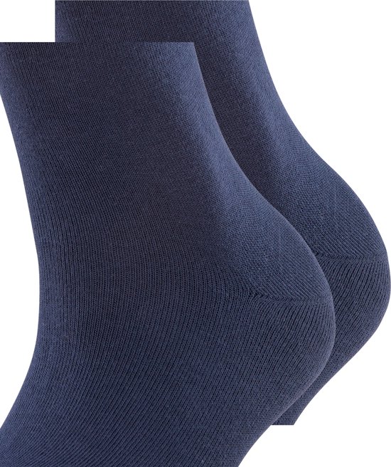 Close-up van effen donkerblauwe sokken, met focus op de textuur en de enkel.