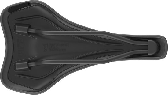 Onderkant van een zwarte SQlab fietszadel met 'performance meets ergonomics' tekst.