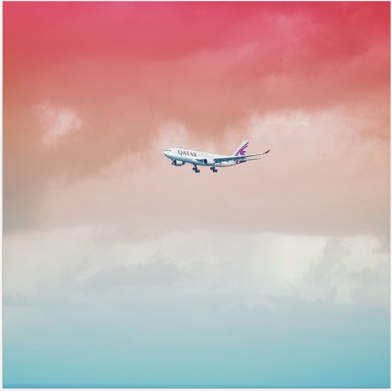 Poster (Mat) - Wit Passagiersvliegtuig Vliegend in Rozekleurige Lucht - 50x50 cm Foto op Posterpapier met een Matte look
