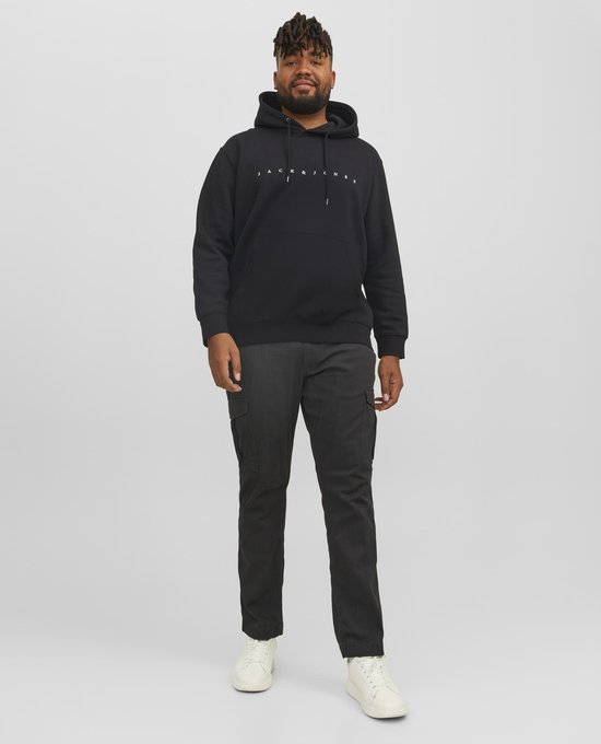 Man in volledig zwarte hoodie met 'JACK & JONES' opdruk en grijze cargo broek.