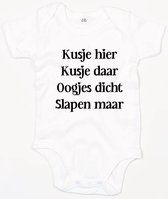 Baby Romper Kusje Hier Kusje Daar - 12-18 Maanden - Wit - Rompertjes baby met tekst