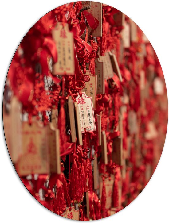 Dibond Ovaal - Rode Sleutelhangers met Chinese Tekens aan een Muur - 81x108 cm Foto op Ovaal (Met Ophangsysteem)
