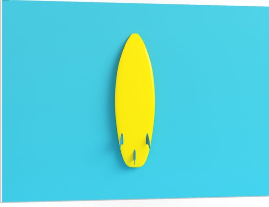 PVC Schuimplaat - Geel Surfboard tegen Felblauwe Achtergrond - 100x75 cm Foto op PVC Schuimplaat (Met Ophangsysteem)