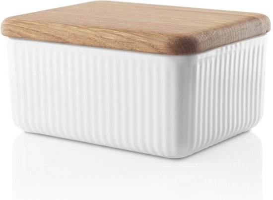 Beurrier blanc en porcelaine à fines côtes avec un couvercle en chêne clair.