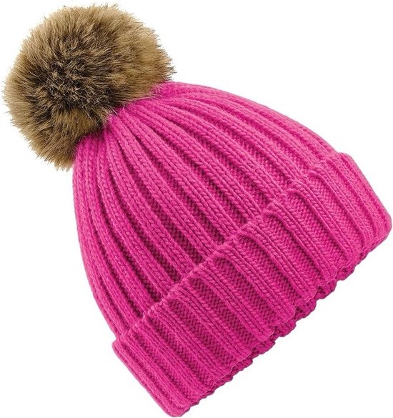 Roze gebreide muts met ribbelstructuur en bruine pompon, op een witte achtergrond.
