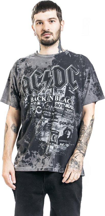 Model draagt een grijs en zwart tie-dye T-shirt met AC/DC 'Back in Black'-print op de voorkant.