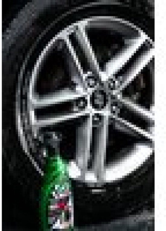 Jante de voiture avec poussière de frein, à côté d'une bouteille verte de Turtle Wax Redline.