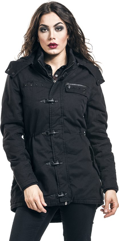 Model draagt een zwarte Rock Rebel winterjas met metalen sluitingen en klinknagels.