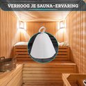 Witte vilten saunahoed in een houten saunacabine.