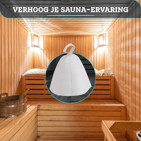 Witte vilten saunahoed in een houten saunacabine.