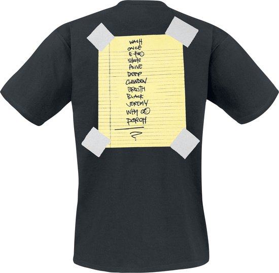Zwart T-shirt met op de achterkant een gele lijst met tekst, vastgeplakt met tape. Tekst: 'WASH ONCE E-FRY STATE ALIVE DEEP CLAWDEEN BREATH BLACK JEREMY WHY GO PORCH ?'.