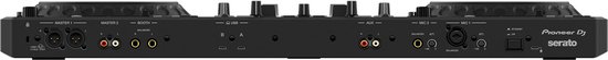 Achterkant van de zwarte Pioneer DDJ-REV5 DJ-controller met diverse audio-ingangen en -uitgangen.