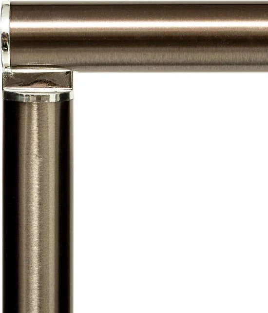 Detail van de zilverkleurige L-vormige houder van de toiletrolhouder.