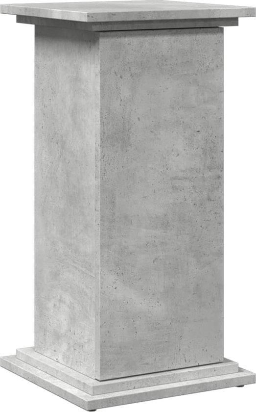 Socle gris aspect béton, porte fermée, vue de face.