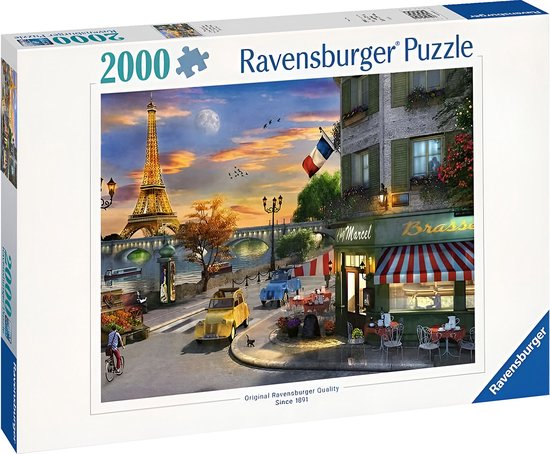 2000-delige Ravensburger puzzel met een schilderachtig tafereel van Parijs bij zonsondergang, met de Eiffeltoren, een Seine-brug, een brasserie en twee klassieke auto's.
