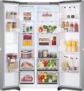 Zilveren LG Amerikaanse koelkast met deuren open, vol met voedsel, dranken en groenten.