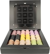 Zwarte open geschenkdoos met 30 veelkleurige waxmelts in pastelkleuren, met een gedrukte lijst van geuren aan de binnenzijde van het deksel.
