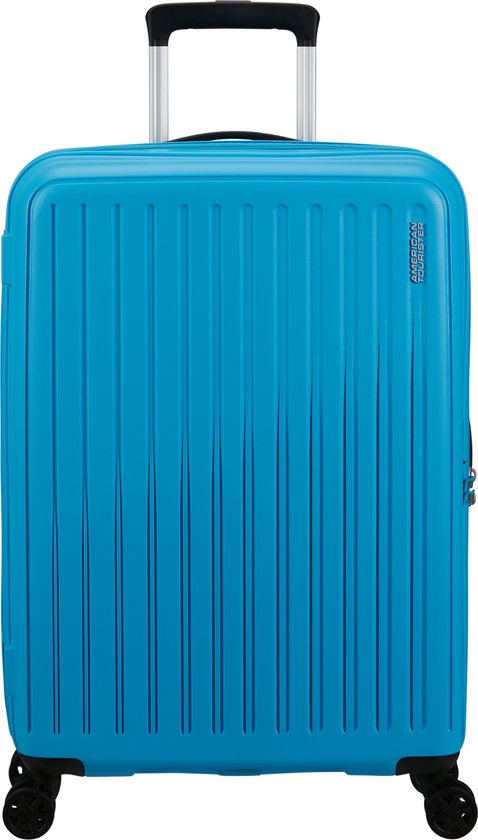 Een felblauwe koffer met verticale ribbels, een uitschuifbaar handvat en vier zwenkwielen.