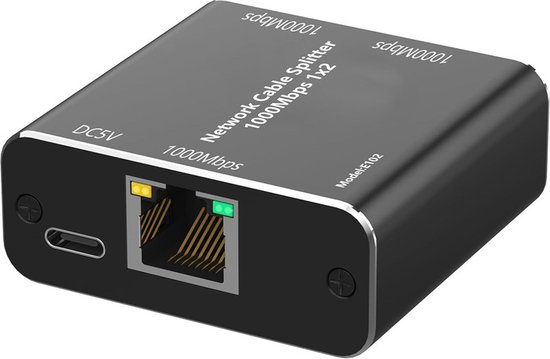 Zwarte 1000Mbps 1x2 netwerkkabel splitter adapter met een ethernetpoort, een DC5V aansluiting en een USB-C poort.