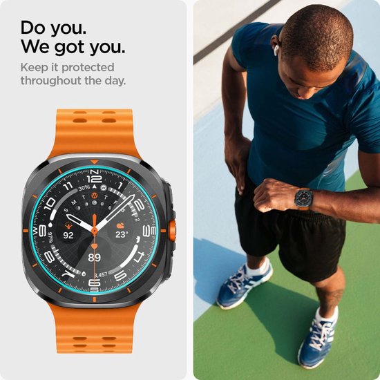 Man die rent met smartwatch met oranje bandje. Close-up van de smartwatch.