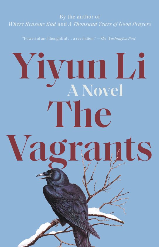 Boek "The Vagrants" van Yiyun Li, met een kraai op een besneeuwde tak voor een blauwe achtergrond.