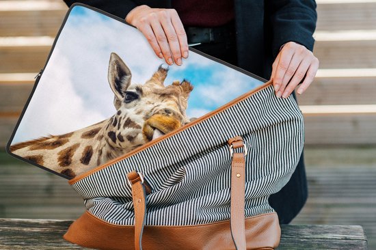 Housse ordinateur 17 pouces 41x32 cm - Funny animals - Housse Macbook & Laptop Une drôle de girafe sort la langue - Housse ordinateur portable avec photo