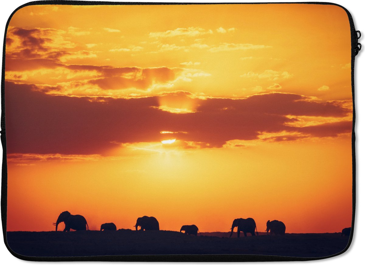 Laptophoes 14 inch - Olifanten - Horizon - Zonsondergang - Dieren - Laptop sleeve - Binnenmaat 33x23 cm - Zwarte achterkant
