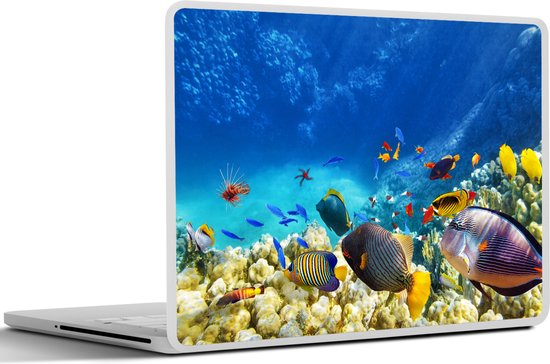 Ordinateur portable avec autocollant monde sous-marin : coraux, poissons et poisson-lion. Océan bleu.