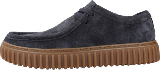 Donkerblauwe suède schoen, zijaanzicht, met bruine plateauzool.