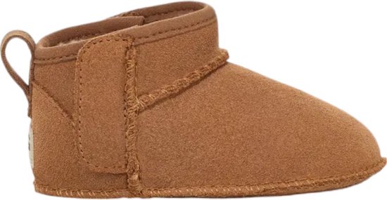Bruine UGG babylaarsjes van suède met een lus aan de achterkant en gebreide details.