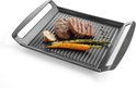 Gegoten aluminium grillplaat met ribbels, waarop twee steaks, een halve knoflook, asperges en wortel gegrild zijn.