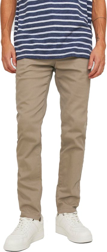 Onderlichaam van een man met gestreept blauw-wit T-shirt en beige chino broek.