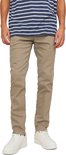 Onderlichaam van een man met gestreept blauw-wit T-shirt en beige chino broek.