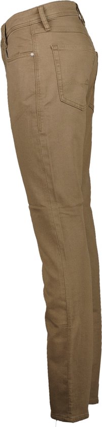 Bruine jeans van Mac, moderne pasvorm, gezien vanaf de zijkant.