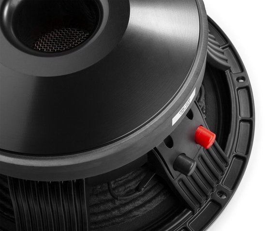 Close-up van een zwarte woofer met rode en zwarte connectoren en een label met 'PD12C 902.360'.