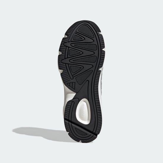 Onderkant van een grijze Adidas sneaker met een zwart profielzool.