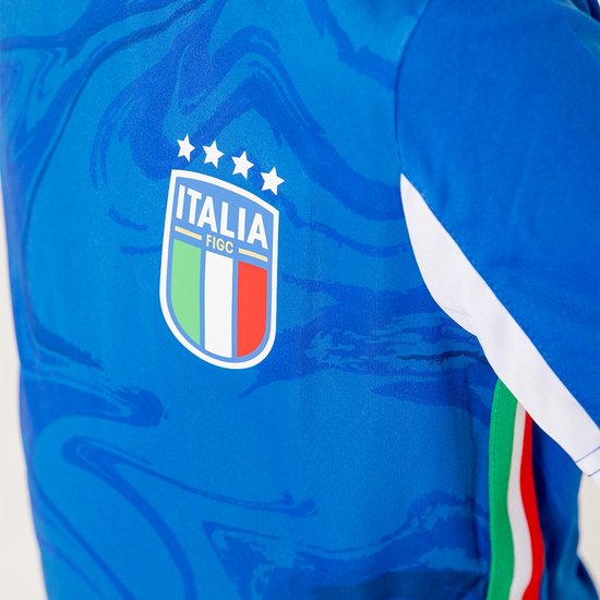 Detail van het Italiaanse voetbalshirt met marmerprint en het embleem 'ITALIA' met vier sterren.