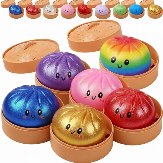 Meerdere glinsterende squishy buns in verschillende felle kleuren, waaronder regenboog, paars, roze, blauw, goud en rood, elk in een bruin mandje.
