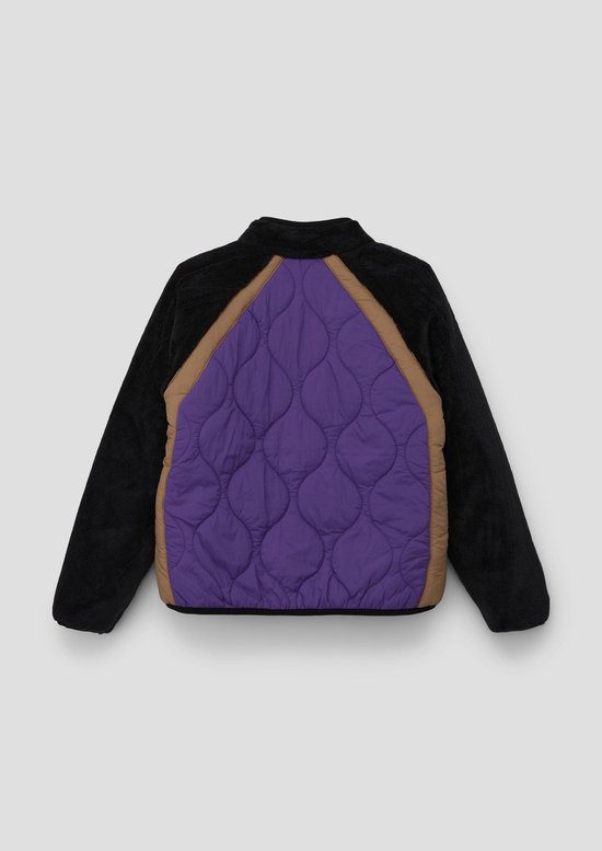 Achterkant van een paars gewatteerd jack met bruine details en zwarte fleece mouwen.