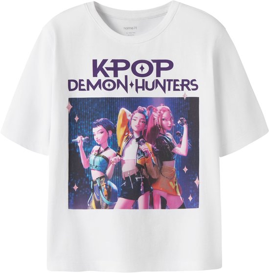Wit T-shirt met opdruk 'KPOP DEMON HUNTERS' en afbeelding van drie zangeressen in glitteroutfits.