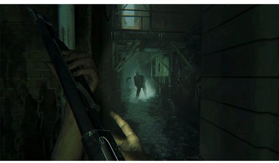 Een persoon met een geweer kijkt naar een zombie in een donkere gang.