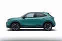 Groene Opel Mokka SUV in de zijaanzicht, met zwarte accenten en chromen dakrails.
