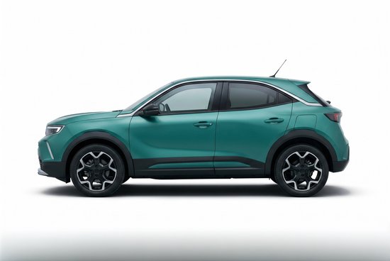 Groene Opel Mokka SUV in de zijaanzicht, met zwarte accenten en chromen dakrails.