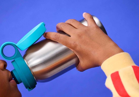 Kind drinkt uit zilverkleurige drinkfles met turquoise dop en draagring.