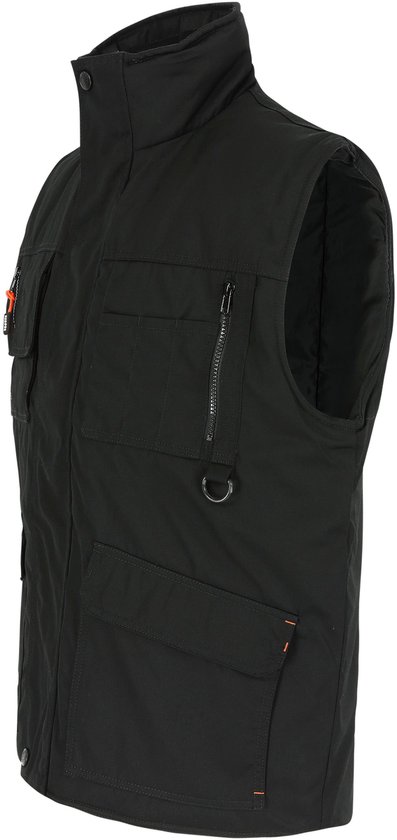 Zwart bodywarmer, zijaanzicht. Hoge kraag, vier zakken op de voorkant: twee met klep en twee met rits. Rode stiksels.