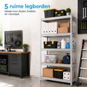 Zilverkleurige stellingkast, gevuld met opbergdozen, mappen, gereedschap en huishoudelijke artikelen.