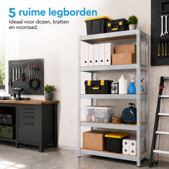 Zilverkleurige stellingkast, gevuld met opbergdozen, mappen, gereedschap en huishoudelijke artikelen.